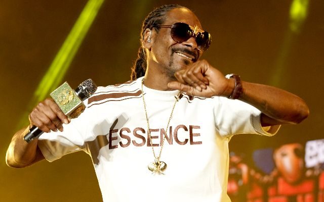 Snoop Dogg explains why he should be the one who faces JAY-Z in ‘Verzuz’ Battle.